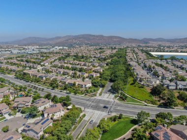 Black Mountain, San Diego, California, ABD'de yan yana büyük villalar ile hava görünümü banliyö mahalle. Konut modern alt bölümü lüks evin havadan görünümü.