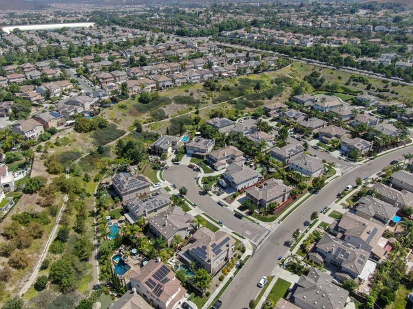 Barrio Suburbano Con Vistas Aéreas Con Grandes Villas Una Lado — Foto de Stock