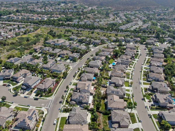 Barrio Suburbano Con Vistas Aéreas Con Grandes Villas Una Lado — Foto de Stock