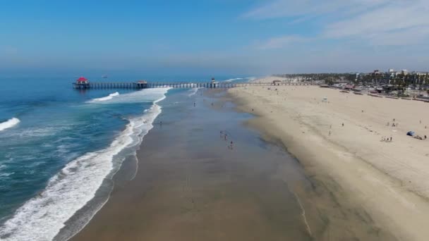 Luchtfoto Van Huntington Beach Met Pier Achtergrond Tijdens Hete Blauwe — Stockvideo