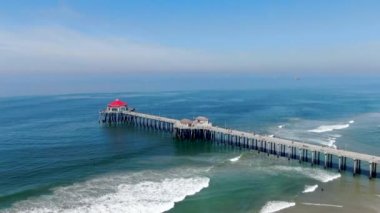 Huntington İskelesi'nin havadan görünümü, güneşli yaz günlerinde sahil ve sahil şeridi, Los Angeles'ın güneydoğusu. California. sörfçü ve turist için hedef.