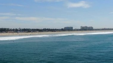 Sıcak mavi güneşli yaz günü Huntington Beach ve sahil şeridi havadan görünümü, Los Angeles Güneydoğu. California. turist ve sörfçü için hedef