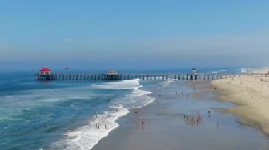 Sıcak mavi güneşli yaz günü sırasında arka planda iskele ile Huntington Beach havadan görünümü, Los Angeles Güneydoğu. California. tatil ve sörfçü için hedef
