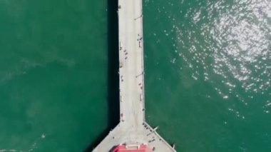 Huntington İskelesi ve sörfçü ler için cankurtaran kulesi. Los Angeles'ın güneydoğusu. Kaliforniya, Amerika Birleşik Devletleri. Güney Batı Sahili'nde seyahat noktası. Sörfçü için ünlü plaj.