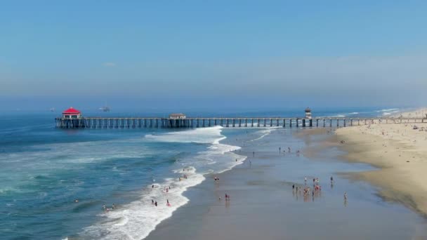 화창한 앤젤레스의 남동쪽에 부두가 헌팅턴 비치의 캘리포니아 휴가와 서퍼를위한 목적지 — 비디오