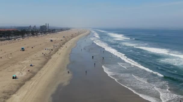 在洛杉矶东南炎热的蓝色夏季 亨廷顿海滩和海岸线的鸟瞰图 旅游和冲浪者的目的地 — 图库视频影像
