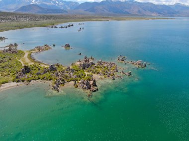 Yaz sezonunda tüf kaya oluşumları ile Mono Gölü havadan görünümü, Mono County, Kaliforniya, ABD