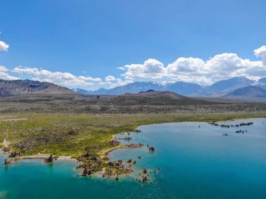Yaz sezonunda tüf kaya oluşumları ile Mono Gölü havadan görünümü, Mono County, Kaliforniya, ABD