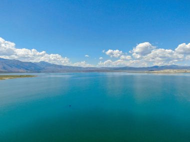 Yaz sezonunda renkli Mono Gölü havadan görünümü, Mono County, California, Abd
