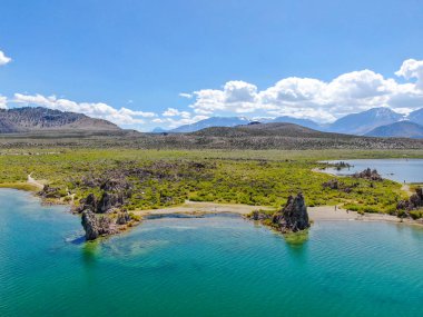 Yaz sezonunda tüf kaya oluşumları ile Mono Gölü havadan görünümü, Mono County, Kaliforniya, ABD