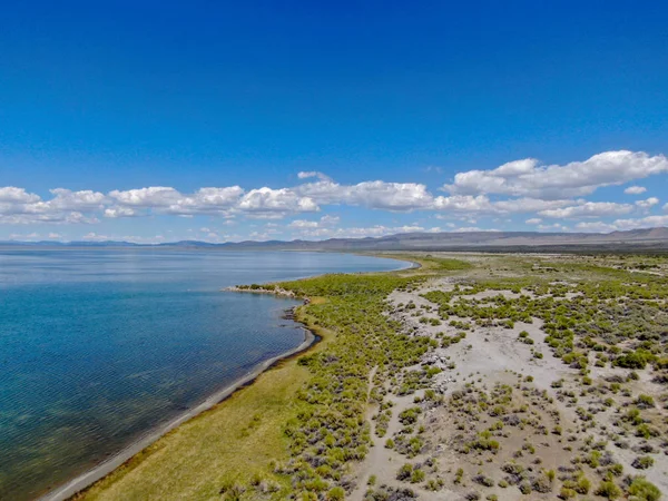 Luchtfoto Van Kleurrijke Mono Lake Tijdens Het Zomerseizoen Mono County — Stockfoto