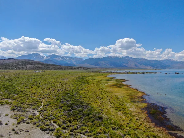 夏季期间 美国加利福尼亚州莫诺县 莫诺湖与图法岩层的鸟瞰图 — 图库照片