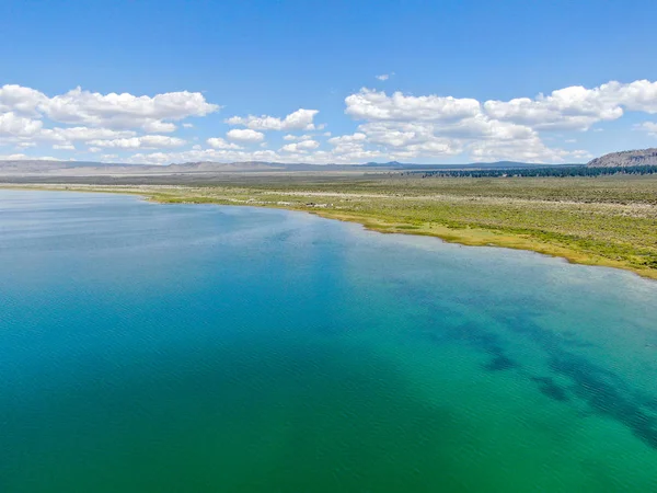 Luchtfoto Van Kleurrijke Mono Lake Tijdens Het Zomerseizoen Mono County — Stockfoto