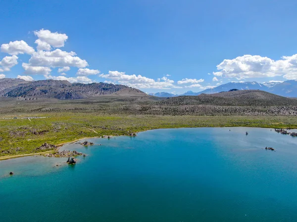 Luchtfoto Van Mono Lake Met Tufsteen Rotsformaties Tijdens Het Zomerseizoen — Stockfoto