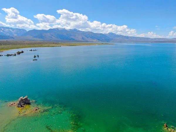 Εναέρια Θέα Της Λίμνης Μονοφωνικής Βραχώδεις Σχηματισμούς Κατά Θερινή Περίοδο — Φωτογραφία Αρχείου