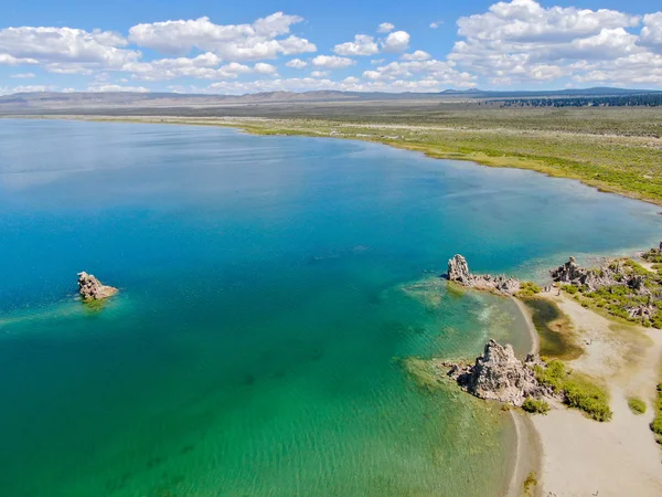 Εναέρια Θέα Της Λίμνης Μονοφωνικής Βραχώδεις Σχηματισμούς Κατά Θερινή Περίοδο — Φωτογραφία Αρχείου