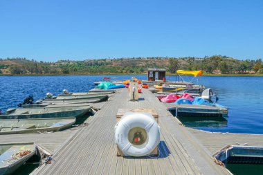 Pedallı tekneli küçük iskele, küçük motorlu tekne. Tekne, balıkçılık gibi popüler faaliyetleri ile Göl. Miramare Gölü, San Diego, Kaliforniya, Amerika Birleşik Devletleri.