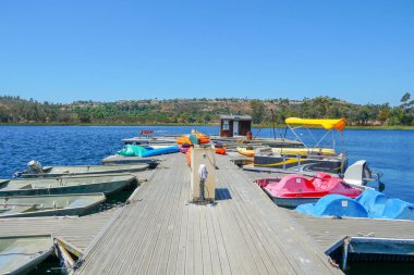 Pedallı tekneli küçük iskele, küçük motorlu tekne. Tekne, balıkçılık gibi popüler faaliyetleri ile Göl. Miramare Gölü, San Diego, Kaliforniya, Amerika Birleşik Devletleri