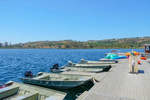 Muelle Pequeño Con Bote Pedal Bote Motor Pequeño Lago Con —  Fotos de Stock