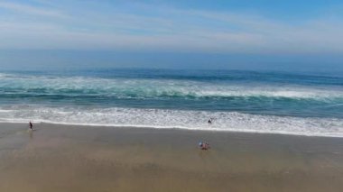 Havadan manzara insanlar güneşli bir gün boyunca plaj zevk. Huntington Plajı, Güneydoğu Los Angeles, Kaliforniya. Abd