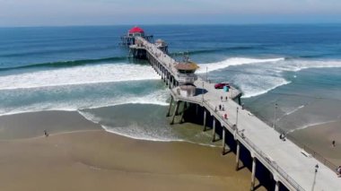 Huntington İskelesi'nin havadan görünümü, güneşli yaz günlerinde sahil ve sahil şeridi, Los Angeles'ın güneydoğusu. California. sörfçü ve turist için hedef.