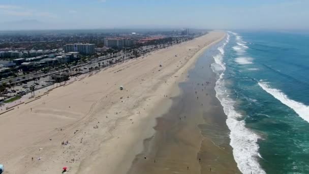 Vista Aérea Pessoas Desfrutando Praia Durante Dia Ensolarado Huntington Beach — Vídeo de Stock