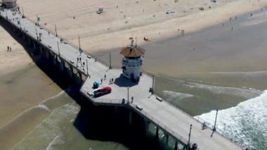 Huntington İskelesi ve sörfçü ler için cankurtaran kulesi. Los Angeles'ın güneydoğusu. Kaliforniya, Amerika Birleşik Devletleri. Güney Batı Sahili'nde seyahat noktası. Sörfçü için ünlü plaj. 