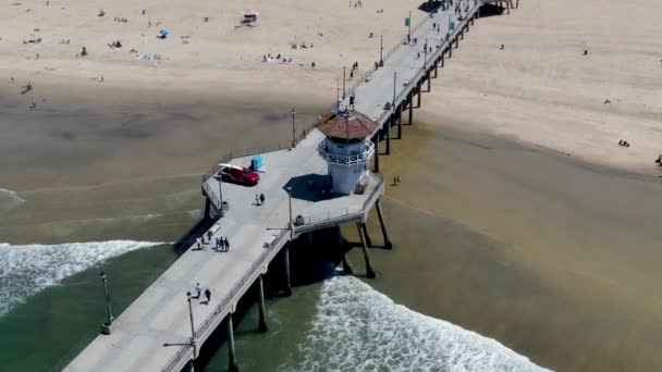 Huntington Pier Mit Rettungsschwimmturm Für Surfer Südöstlich Von Los Angeles — Stockvideo