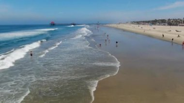 Sıcak mavi güneşli yaz günü sırasında arka planda iskele ile Huntington Beach havadan görünümü, Los Angeles Güneydoğu. California. tatil ve sörfçü için hedef