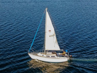 San Diego Mission Bay küçük yelkenli tekne havadan görünümü, Kaliforniya, ABD. Sakin su üzerinde beyaz yelkenli küçük yelkenli gemi yatlar.