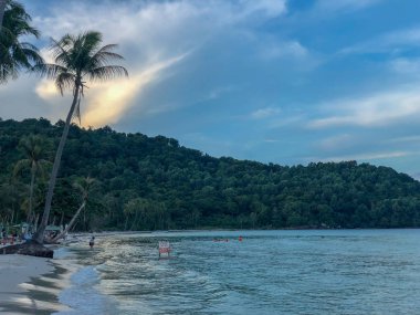 Plaj ve okyanus üzerinde güzel renk yansıması ile gün batımı. Sao beach, Phu Quoc, Vietnam.