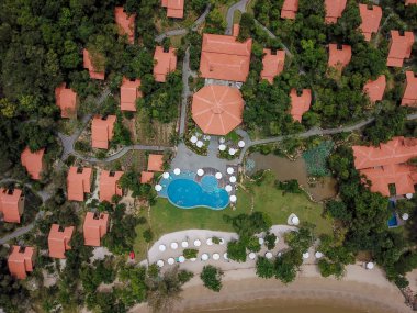 Green Bay Phu Quoc Resort & Spa'nın havadan görünümü. Plaj ve okyanus yanında özel villa ve havuzları ile lüks bir tatil. Phu Quoc, Vietnam