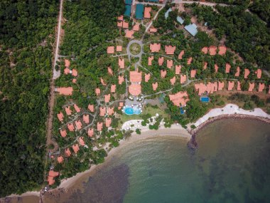 Green Bay Phu Quoc Resort & Spa'nın havadan görünümü. Plaj ve okyanus yanında özel villa ve havuzları ile lüks bir tatil. Phu Quoc, Vietnam