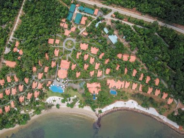 Green Bay Phu Quoc Resort & Spa'nın havadan görünümü. Plaj ve okyanus yanında özel villa ve havuzları ile lüks bir tatil. Phu Quoc, Vietnam