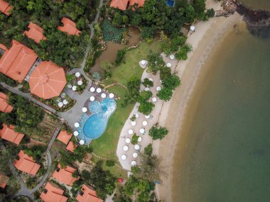 Green Bay Phu Quoc Resort & Spa'nın havadan görünümü. Plaj ve okyanus yanında özel villa ve havuzları ile lüks bir tatil. Phu Quoc, Vietnam
