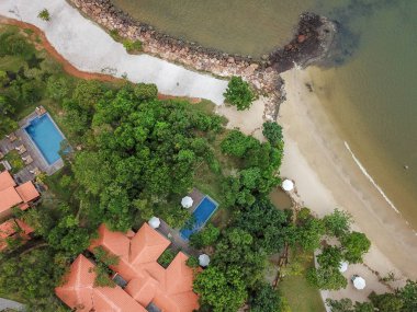 Plaj ve okyanus yanında havuzlu lüks villa havadan üst görünümü. Phu Quoc, Vietnam
