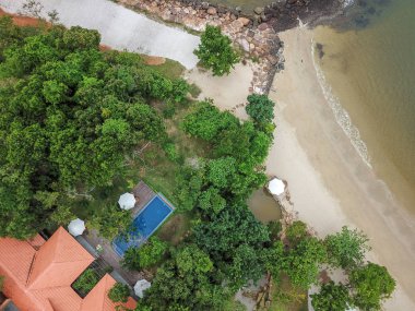 Plaj ve okyanus yanında havuzlu lüks villa havadan üst görünümü. Phu Quoc, Vietnam