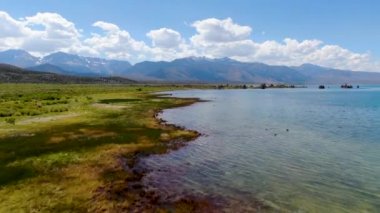 Yaz sezonunda tüf kaya oluşumları ile Mono Gölü havadan görünümü, Mono County, Kaliforniya, ABD