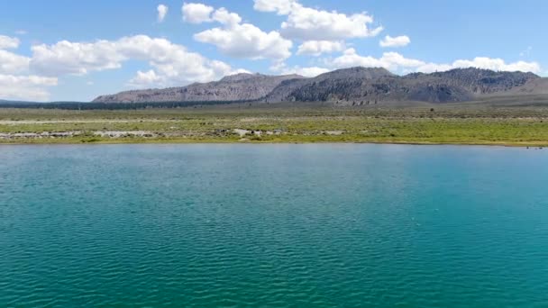 Εναέρια Θέα Της Λίμνης Μονομονής Κατά Θερινή Περίοδο Κομητεία Μονο — Αρχείο Βίντεο