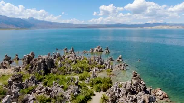 Vista Aérea Del Lago Mono Con Formaciones Rocosas Toba Durante — Vídeos de Stock