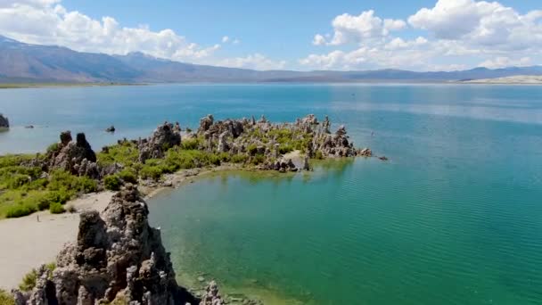 Εναέρια Θέα Της Λίμνης Μονοφωνικής Βραχώδεις Σχηματισμούς Κατά Θερινή Περίοδο — Αρχείο Βίντεο
