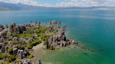Yaz sezonunda tüf kaya oluşumları ile Mono Gölü havadan görünümü, Mono County, Kaliforniya, ABD