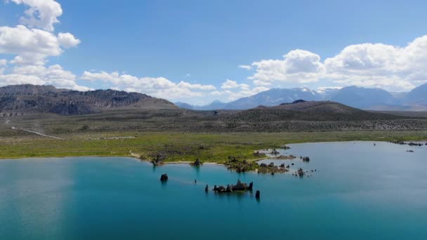 Luchtfoto Van Mono Lake Met Tufsteen Rotsformaties Tijdens Het Zomerseizoen — Stockvideo