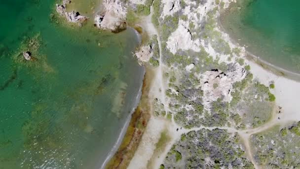 Veduta Aerea Del Lago Mono Con Formazioni Rocciose Tufo Durante — Video Stock