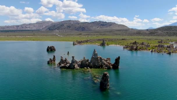 Pemandangan Udara Mono Lake Dengan Formasi Tufa Rock Selama Musim — Stok Video