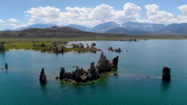 Yaz sezonunda tüf kaya oluşumları ile Mono Gölü havadan görünümü, Mono County, Kaliforniya, ABD