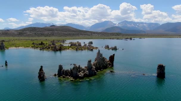 Vista Aérea Del Lago Mono Con Formaciones Rocosas Toba Durante — Vídeo de stock