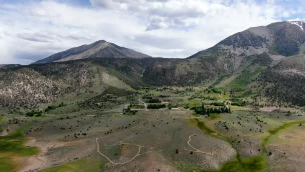 Luftaufnahme Von Grünem Land Und Mit Berg Hintergrund Espenquellen Sierra — Stockvideo