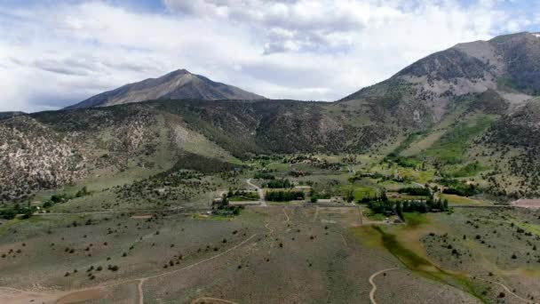 Widok Lotu Ptaka Zieloną Ziemię Górą Tle Aspen Springs Sierra — Wideo stockowe