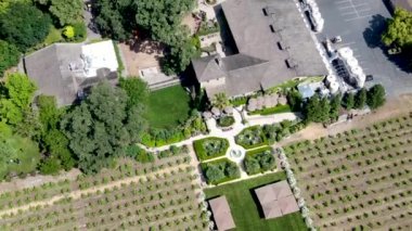 V. Sattui Şaraphane ve perakende mağazasının havadan görünümü, St. Helena, Napa Valley, California, Abd.